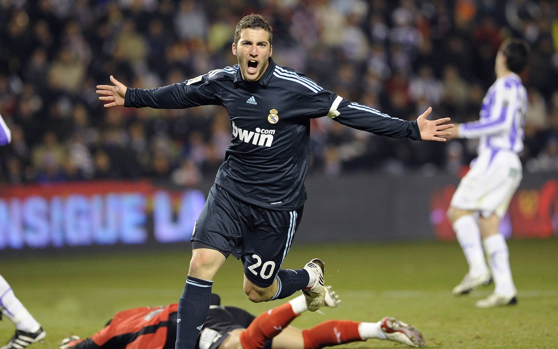 李盈莹赛点兑现，国际米兰淘汰本菲卡晋级四强，主帅激动落泪